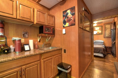 Tiny House for Two with Outdoor Tub near Great Smoky Mountains in Cherokee, North Carolina - Cherokee, North Carolina - glamping.directory