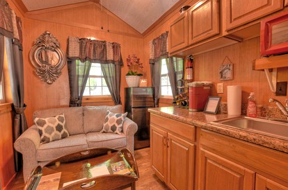 Tiny House for Two with Outdoor Tub near Great Smoky Mountains in Cherokee, North Carolina - Cherokee, North Carolina - glamping.directory