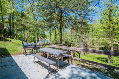 Newly Remodeled Cabin with Lake Views & Grill Patio in Rogers, Arkansas - Rogers, Arkansas - glamping.directory