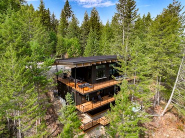 Stunning Designer Rental with Breathtaking Views for a Memorable Escape in Nature by Lake Pend Orielle in Idaho - Sagle, Idaho - glamping.directory