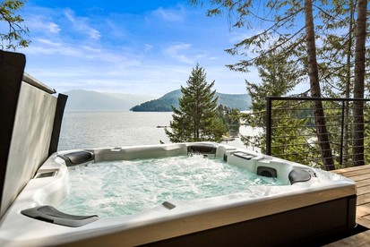 Stunning Designer Rental with Breathtaking Views for a Memorable Escape in Nature by Lake Pend Orielle in Idaho - Sagle, Idaho - glamping.directory