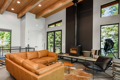 Stunning Designer Rental with Breathtaking Views for a Memorable Escape in Nature by Lake Pend Orielle in Idaho - Sagle, Idaho - glamping.directory