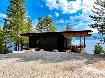 Stunning Designer Rental with Breathtaking Views for a Memorable Escape in Nature by Lake Pend Orielle in Idaho - Sagle, Idaho - glamping.directory