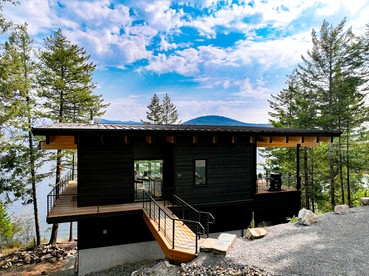 Stunning Designer Rental with Breathtaking Views for a Memorable Escape in Nature by Lake Pend Orielle in Idaho - Sagle, Idaho - glamping.directory