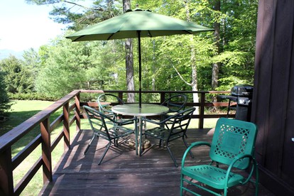 Charming Cabin Rental with Private Beach Access on Lake George in New York - Putnam Valley, New York - glamping.directory