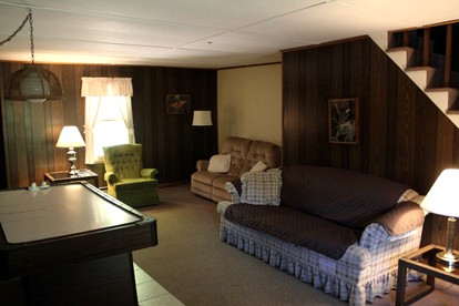 Charming Cabin Rental with Private Beach Access on Lake George in New York - Putnam Valley, New York - glamping.directory