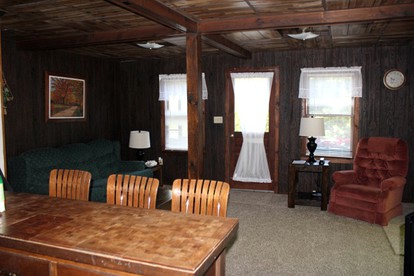 Charming Cabin Rental with Private Beach Access on Lake George in New York - Putnam Valley, New York - glamping.directory
