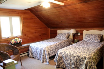 Charming Cabin Rental with Private Beach Access on Lake George in New York - Putnam Valley, New York - glamping.directory