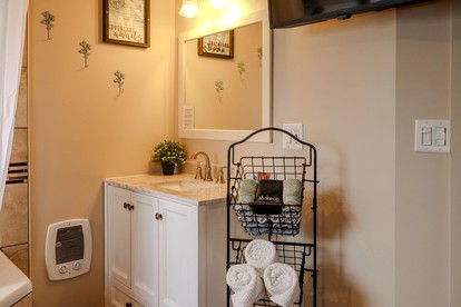 Modern Getaway Suite near Spectacular State Parks in Hocking County, Ohio - Logan, Ohio - glamping.directory