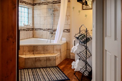 Modern Getaway Suite near Spectacular State Parks in Hocking County, Ohio - Logan, Ohio - glamping.directory