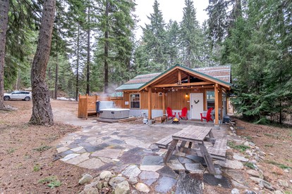Serene Cabin with Jacuzzi, Fire Pit and Picnic Space in Leavenworth, Washington - Leavenworth, Washington - glamping.directory