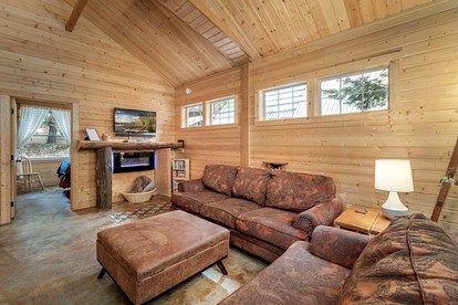 Serene Cabin with Jacuzzi, Fire Pit and Picnic Space in Leavenworth, Washington - Leavenworth, Washington - glamping.directory