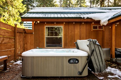 Serene Cabin with Jacuzzi, Fire Pit and Picnic Space in Leavenworth, Washington - Leavenworth, Washington - glamping.directory