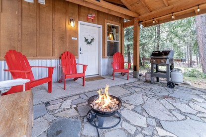 Serene Cabin with Jacuzzi, Fire Pit and Picnic Space in Leavenworth, Washington - Leavenworth, Washington - glamping.directory