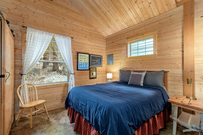 Serene Cabin with Jacuzzi, Fire Pit and Picnic Space in Leavenworth, Washington - Leavenworth, Washington - glamping.directory
