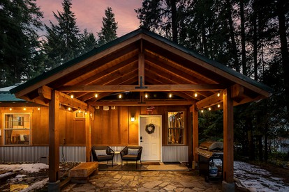 Serene Cabin with Jacuzzi, Fire Pit and Picnic Space in Leavenworth, Washington - glamping.directory