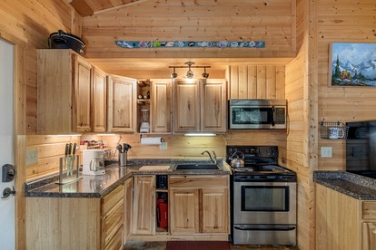 Serene Cabin with Jacuzzi, Fire Pit and Picnic Space in Leavenworth, Washington - Leavenworth, Washington - glamping.directory