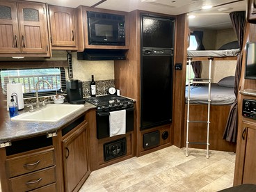 Cozy Camper with Fire Pit and Beautiful Sunsets in California - Temecula , California - glamping.directory