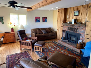 Charming Riverside Vacation Rental with Scenic Mountain Views near Ennis, Montana - Ennis, Montana - glamping.directory