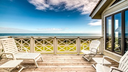 Expansive Beach House in Gated Community with Ocean Views in Georgetown, South Carolina - Georgetown, South Carolina - glamping.directory