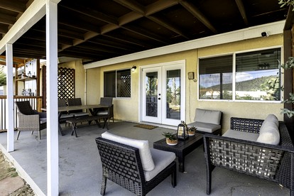 Stunning Cottage with Hot-tub and Fireplace in Yucca Valley, California - Yucca Valley, California - glamping.directory