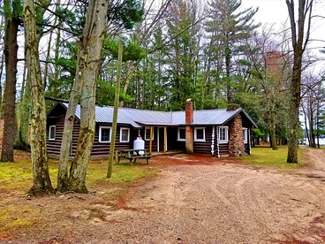 Spacious Family-Friendly Log Cabin with Lake Views near Cadillac, Michigan - Wellston, Michigan - glamping.directory