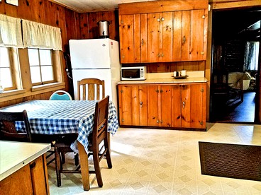Spacious Family-Friendly Log Cabin with Lake Views near Cadillac, Michigan - Wellston, Michigan - glamping.directory