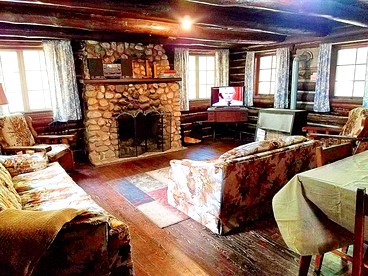 Spacious Family-Friendly Log Cabin with Lake Views near Cadillac, Michigan - Wellston, Michigan - glamping.directory
