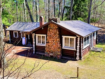 Spacious Family-Friendly Log Cabin with Lake Views near Cadillac, Michigan - glamping.directory