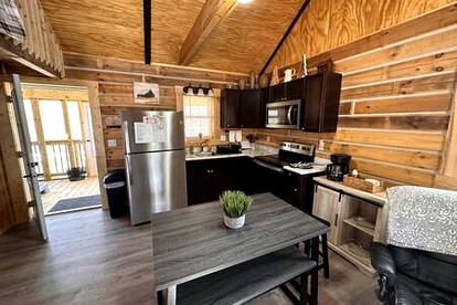 Remarkable Cabin with Fire Pit and Jacuzzi in Indiana - Birdseye, Indiana - glamping.directory