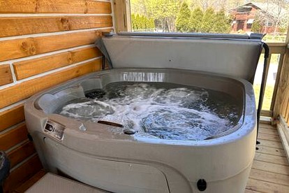 Remarkable Cabin with Fire Pit and Jacuzzi in Indiana - Birdseye, Indiana - glamping.directory
