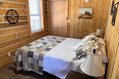 Remarkable Cabin with Fire Pit and Jacuzzi in Indiana - Birdseye, Indiana - glamping.directory