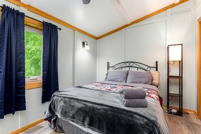 Tranquil Hocking Hills Cottage at Old Mans Cave Perfect for a Pet-Friendly Getaway with Private Outdoor Jacuzzi - Logan, Ohio - glamping.directory