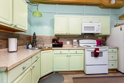 Tranquil Hocking Hills Cottage at Old Mans Cave Perfect for a Pet-Friendly Getaway with Private Outdoor Jacuzzi - Logan, Ohio - glamping.directory