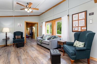 Tranquil Hocking Hills Cottage at Old Mans Cave Perfect for a Pet-Friendly Getaway with Private Outdoor Jacuzzi - Logan, Ohio - glamping.directory