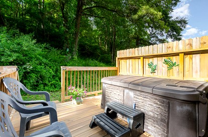 Tranquil Hocking Hills Cottage at Old Mans Cave Perfect for a Pet-Friendly Getaway with Private Outdoor Jacuzzi - Logan, Ohio - glamping.directory