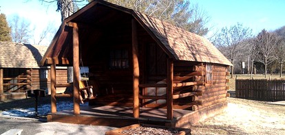 Deluxe Log Cabins Offer Family Fun near Six Flags, St. Louis - Eureka, Missouri - glamping.directory