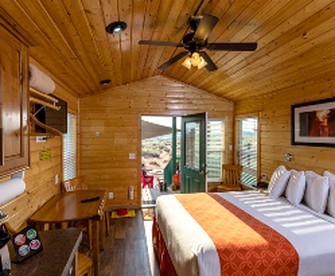 Deluxe Log Cabins Offer Family Fun near Six Flags, St. Louis - Eureka, Missouri - glamping.directory