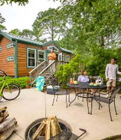 Deluxe Log Cabins Offer Family Fun near Six Flags, St. Louis - Eureka, Missouri - glamping.directory