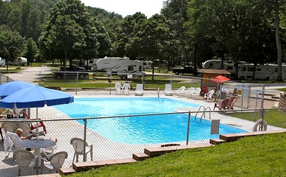 Deluxe Log Cabins Offer Family Fun near Six Flags, St. Louis - Eureka, Missouri - glamping.directory