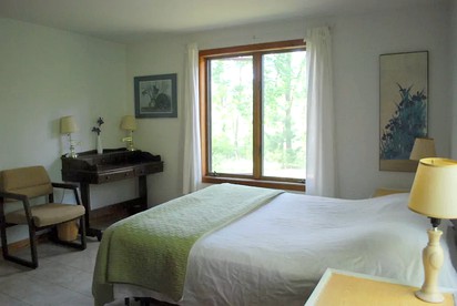 Pondside Vacation Rental with Deck and Private Beach Access in Cape Cod, Massachusetts - South Orleans, Massachusetts - glamping.directory