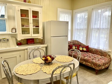 Renovated Waterfront Cottages Ideal for Families or Groups in Louisiana - Lafayette, Louisiana - glamping.directory