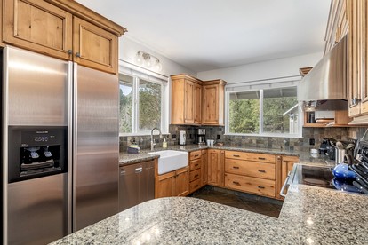 Renovated Modern Cabin with Private Tennis Court and Spa in Leavenworth, Washington - Leavenworth, Washington - glamping.directory
