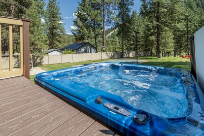 Renovated Modern Cabin with Private Tennis Court and Spa in Leavenworth, Washington - Leavenworth, Washington - glamping.directory