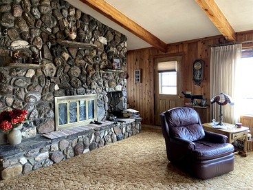 Charming Riverfront Guest House with Deck Overlooking Madison River, Near Ennis, Montana - Ennis, Montana - glamping.directory