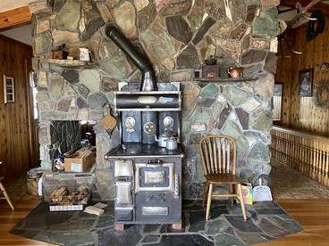 Charming Riverfront Guest House with Deck Overlooking Madison River, Near Ennis, Montana - Ennis, Montana - glamping.directory