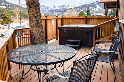 Quaint Cottage with BBQ in Colorado - Estes Park, Colorado - glamping.directory