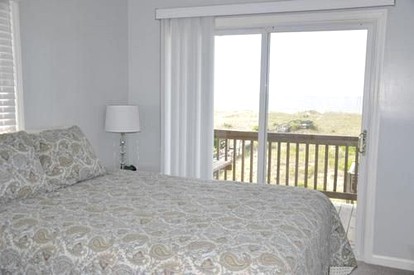 Cozy Comfortable Cottage with Lovely Ocean Views in Holden Beach, North Carolina - Holden Beach, North Carolina - glamping.directory