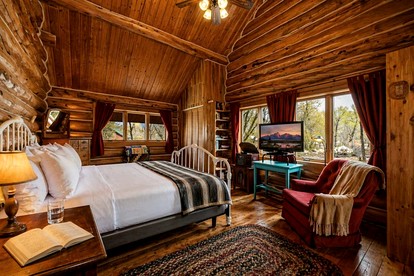 Classic Log Cabin Hideaway with Loft, Balcony & Fireplace in Buffalo, Wyoming - Buffalo, Wyoming - glamping.directory