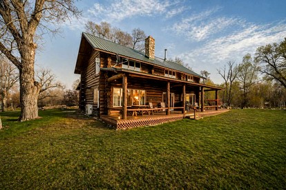 Classic Log Cabin Hideaway with Loft, Balcony & Fireplace in Buffalo, Wyoming - glamping.directory